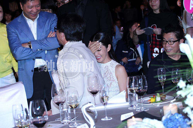 成龙桌下牵手范冰冰 当众豪坐李冰冰大腿