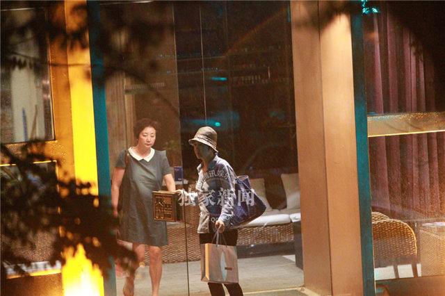 蒋雯丽圆帽遮脸现身美容院 低调着装似邻家阿姨