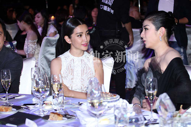 成龙桌下牵手范冰冰 当众豪坐李冰冰大腿