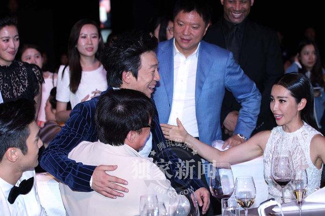 成龙桌下牵手范冰冰 当众豪坐李冰冰大腿