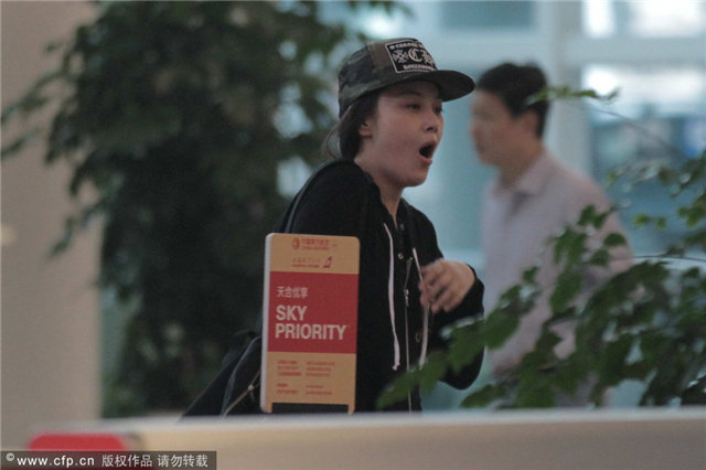 张馨予素颜打哈欠 缺席发布会疑未走出分手阴影