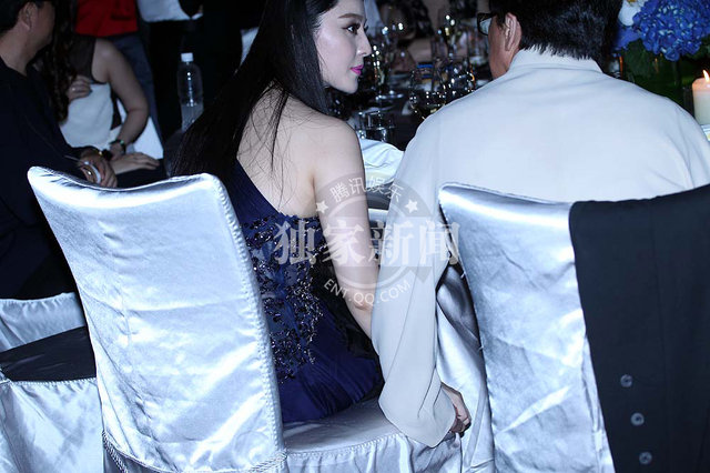 成龙桌下牵手范冰冰 当众豪坐李冰冰大腿