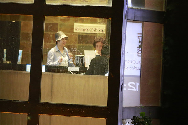 蒋雯丽圆帽遮脸现身美容院 低调着装似邻家阿姨