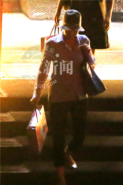 蒋雯丽圆帽遮脸现身美容院 低调着装似邻家阿姨