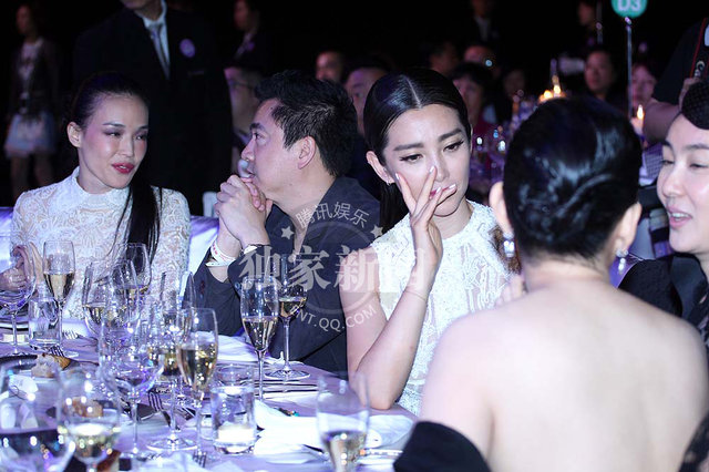 成龙桌下牵手范冰冰 当众豪坐李冰冰大腿