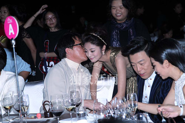 成龙桌下牵手范冰冰 当众豪坐李冰冰大腿