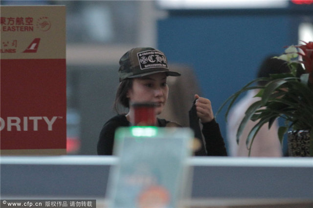 张馨予素颜打哈欠 缺席发布会疑未走出分手阴影