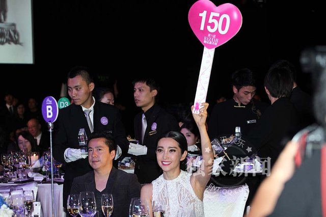 成龙桌下牵手范冰冰 当众豪坐李冰冰大腿