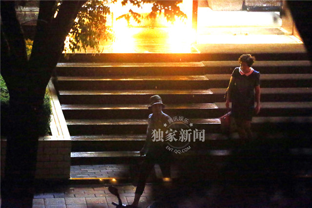 蒋雯丽圆帽遮脸现身美容院 低调着装似邻家阿姨