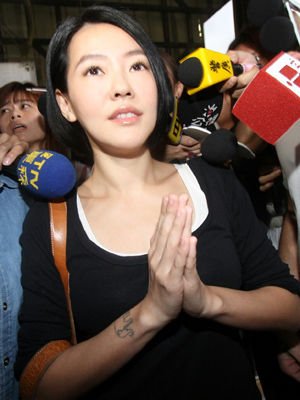 小s被约谈一个多小时后离开 面部似有泪痕