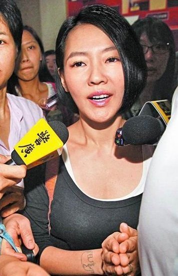 小s传讯问话紧张过度忘本名 脱口而出：我叫小s