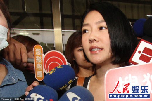 小s遭传唤泪决堤 网友曝其因遭家暴要离婚