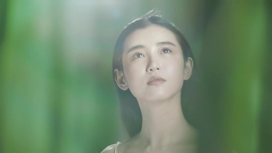 张辛苑素颜演绎竹林精灵 网友称神似王祖贤(图)