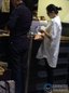大s自曝有孕后与老公首现身 衣着宽松买育儿书