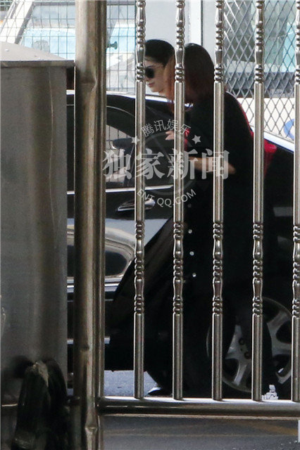 范冰冰高开叉ol装展熟女诱惑 鼓嘴卖萌搞气氛