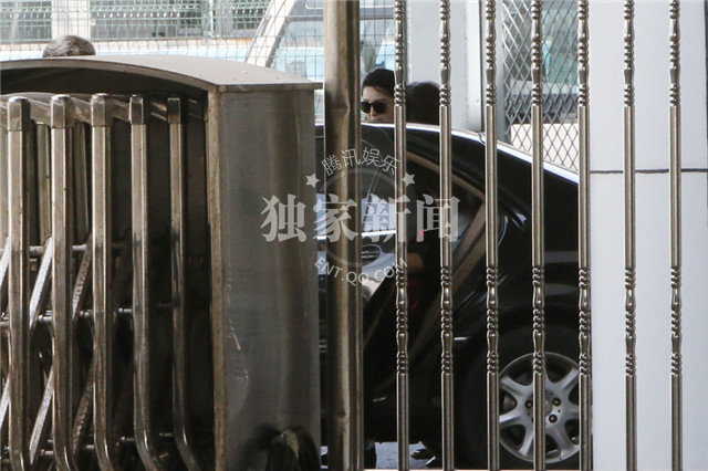 范冰冰高开叉ol装展熟女诱惑 鼓嘴卖萌搞气氛