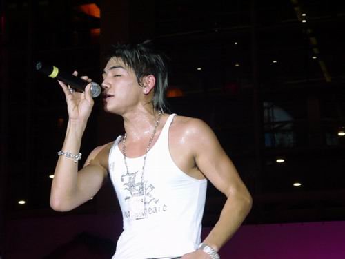 32岁孔令奇坚持内地发展放弃从商 曾靠失恋写歌