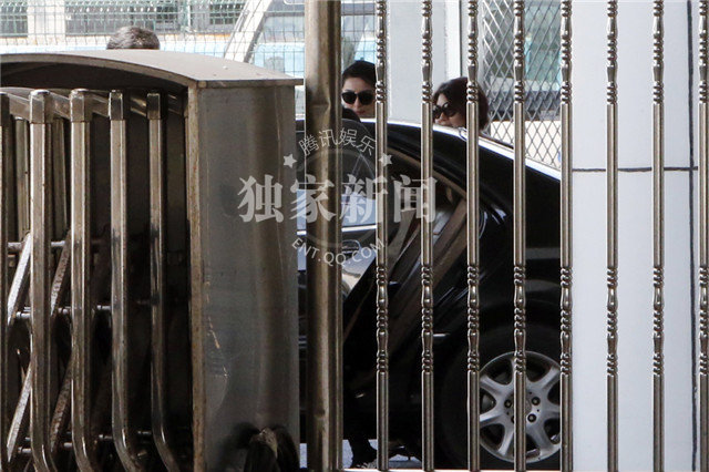 范冰冰高开叉ol装展熟女诱惑 鼓嘴卖萌搞气氛