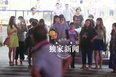 俞灏明蓄须花美男变硬汉 女粉丝苦等送大黄鸭