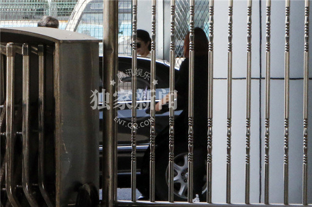 范冰冰高开叉ol装展熟女诱惑 鼓嘴卖萌搞气氛