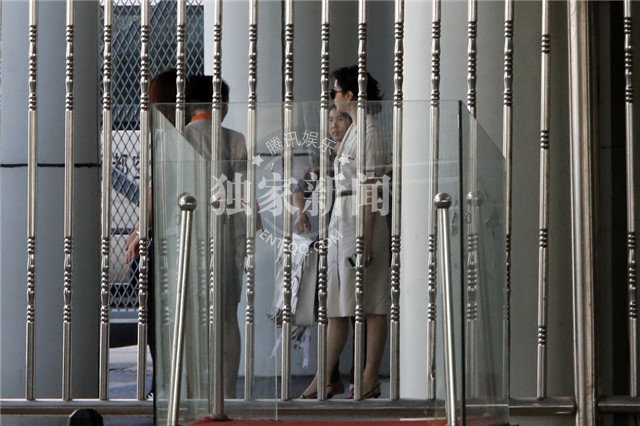 范冰冰高开叉ol装展熟女诱惑 鼓嘴卖萌搞气氛