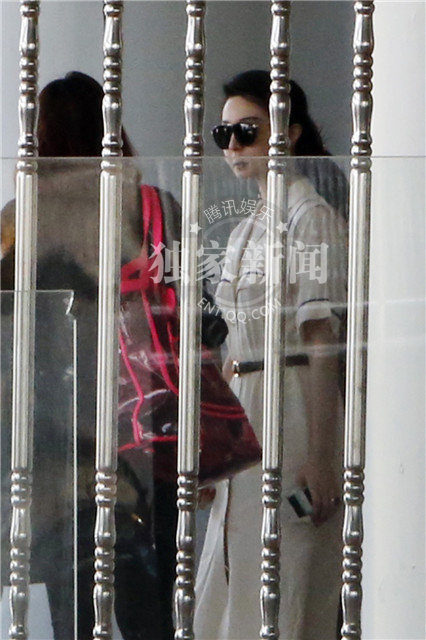 范冰冰高开叉ol装展熟女诱惑 鼓嘴卖萌搞气氛