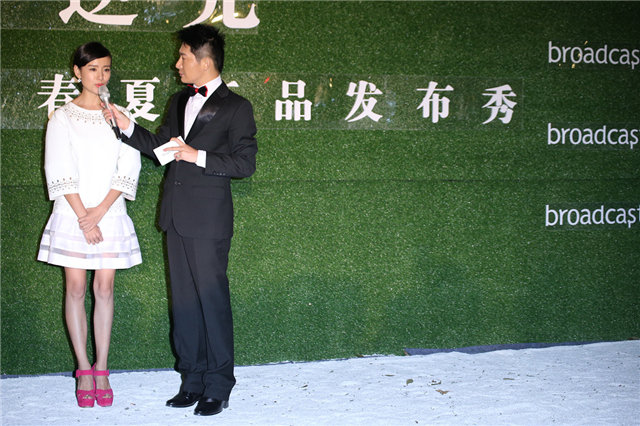 董洁白裙清丽现身心情变开朗 自称仍相信爱情