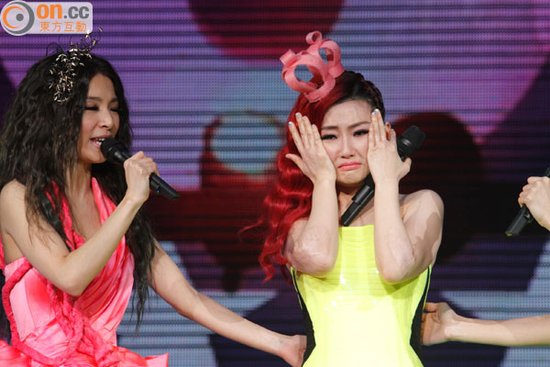 she香港开唱人气高 selina飙泪自曝烧伤后心情