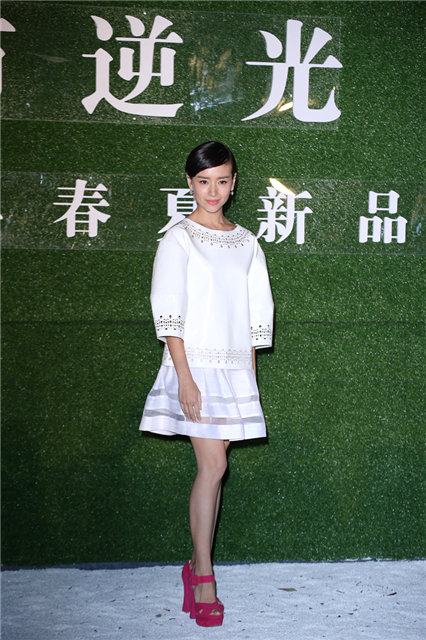 董洁白裙清丽现身心情变开朗 自称仍相信爱情