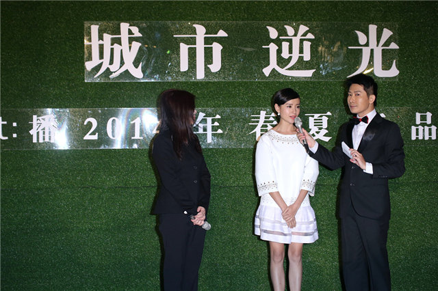 董洁白裙清丽现身心情变开朗 自称仍相信爱情