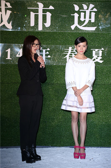 董洁白裙清丽现身心情变开朗 自称仍相信爱情