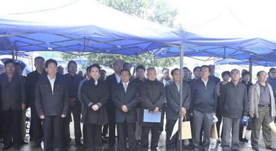 彭丽媛现身恩师王音璇追悼会 含泪安慰家属(图)