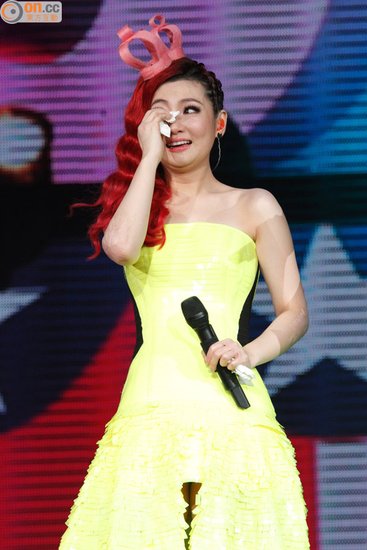 she香港开唱人气高 selina飙泪自曝烧伤后心情