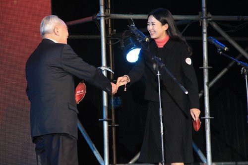 杨童舒为袁隆平颁奖 身体力行做慈善(图)