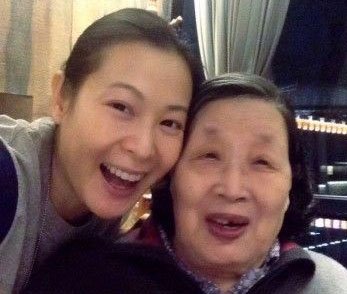 刘若英庆祖母86岁大寿 晒祖母画作及合影(图)