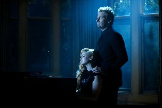 赵南坊：只有秀恩爱才能救艾薇儿