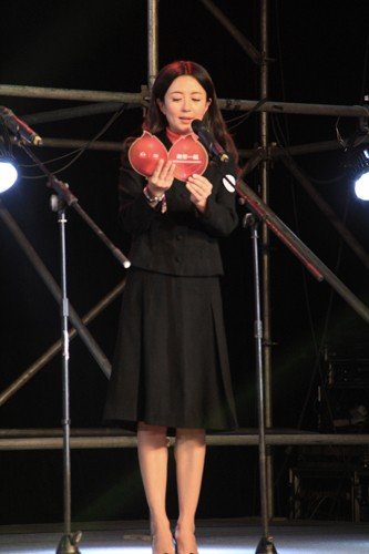 杨童舒为袁隆平颁奖 身体力行做慈善(图)