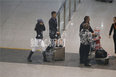 独家:章子怡汪峰游美国后回京 避媒体分开出闸