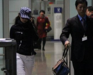 汪峰章子怡返京分开出闸 汪峰缺席演唱会彩排