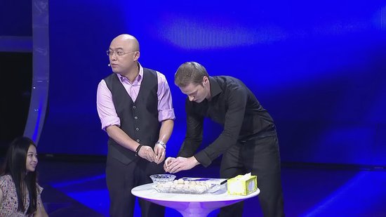 《非诚勿扰》孟非现场吃活珠子 双胞姐妹花同台