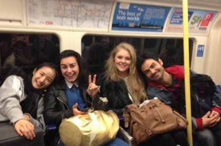 林依晨英国游学变学生妹 素颜与同学乘地铁(图)