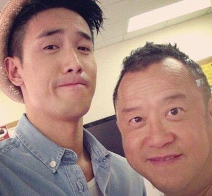 曾志伟与33岁大儿子合影 曾国祥当导演小有名气