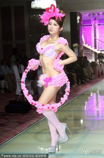 组图:<em>鸡排妹穿</em>低胸衣演示活人装箱