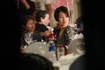 文章携女儿出席满月酒 马伊琾挺大肚饭量猛增