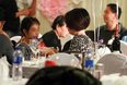 文章携女儿出席满月酒 马伊琾挺大肚饭量猛增