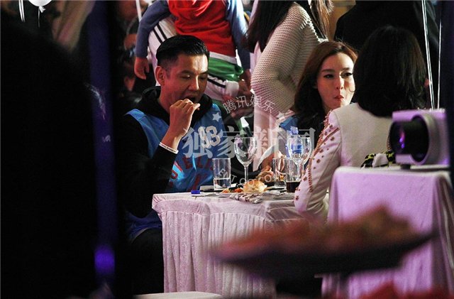 陈楚生携女友赴姚晨爱子满月酒 传女方身价过亿