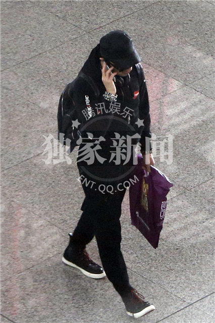 汪峰独自现身心情差 疑与章子怡煲电话粥解闷