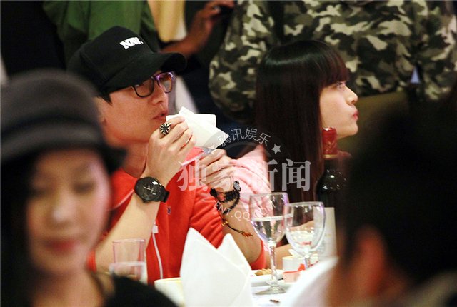 陈楚生携女友赴姚晨爱子满月酒 传女方身价过亿