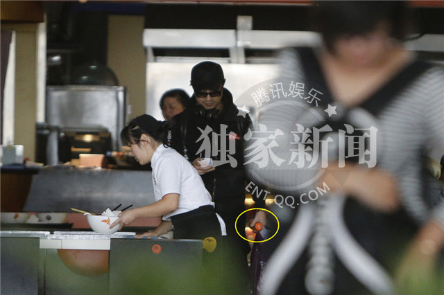 汪峰独自现身心情差 疑与章子怡煲电话粥解闷