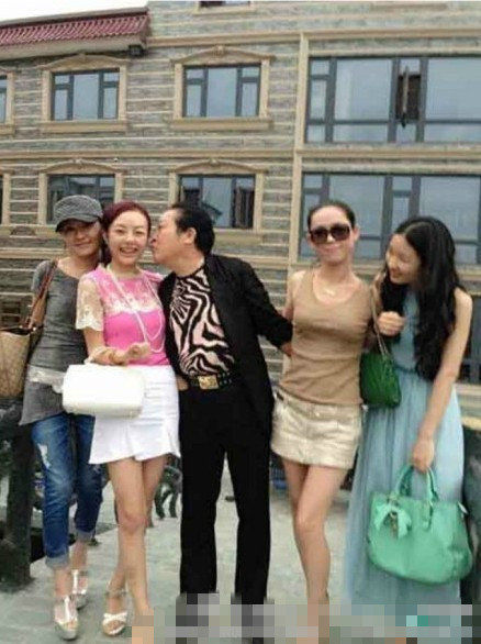 王林回应“抱女星开光”:是朋友妻和女友